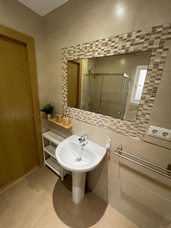 łazienka z umywalką i lustrem w obiekcie CASITA ANDALUZA CENTRO con PARKING sujeto a disponibilidad w Maladze