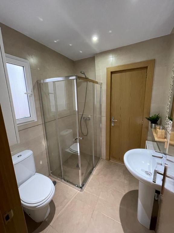 łazienka z prysznicem, toaletą i umywalką w obiekcie CASITA ANDALUZA CENTRO con PARKING sujeto a disponibilidad w Maladze