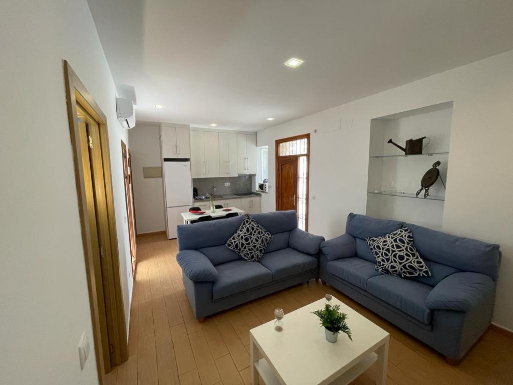 salon z niebieską kanapą i stołem w obiekcie CASITA ANDALUZA CENTRO con PARKING sujeto a disponibilidad w Maladze