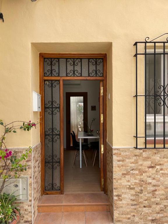 wejście do domu z drzwiami i stołem w obiekcie CASITA ANDALUZA CENTRO con PARKING sujeto a disponibilidad w Maladze