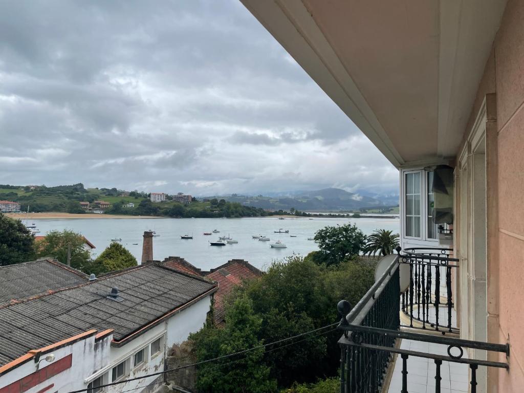 widok na rzekę z balkonu budynku w obiekcie Ermita San Vicente de la Barquera Duplex w mieście San Vicente de la Barquera