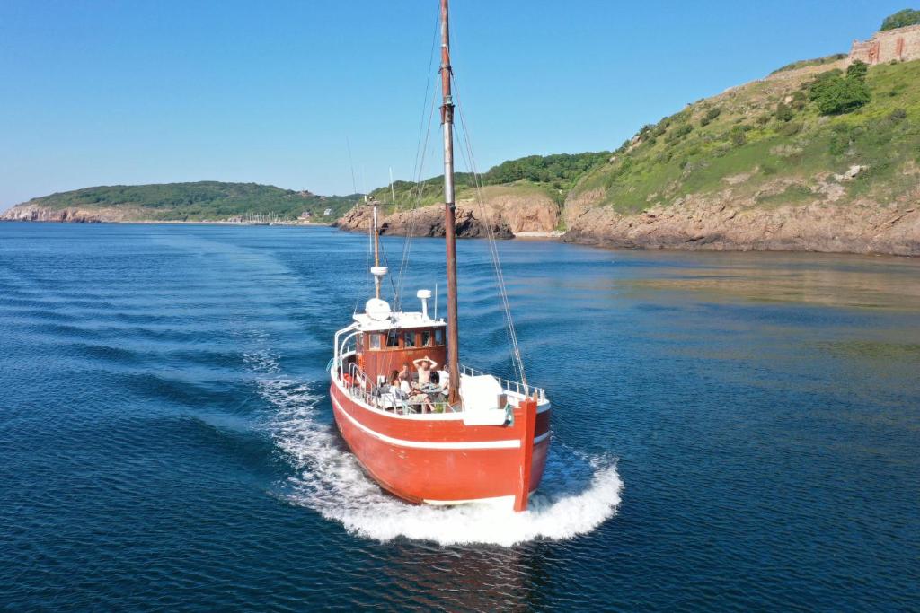 HasleにあるUnique Boat Accomodation - Bornholmの水上の赤白の船