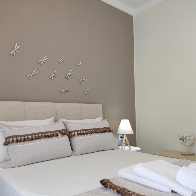 Łóżko lub łóżka w pokoju w obiekcie Stamatia Apartments
