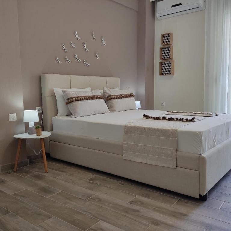 Łóżko lub łóżka w pokoju w obiekcie Stamatia Apartments