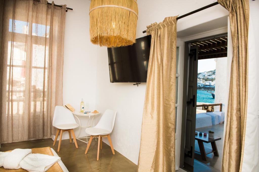 Televízia a/alebo spoločenská miestnosť v ubytovaní New Apartment in the heart of Mykonos town - 1