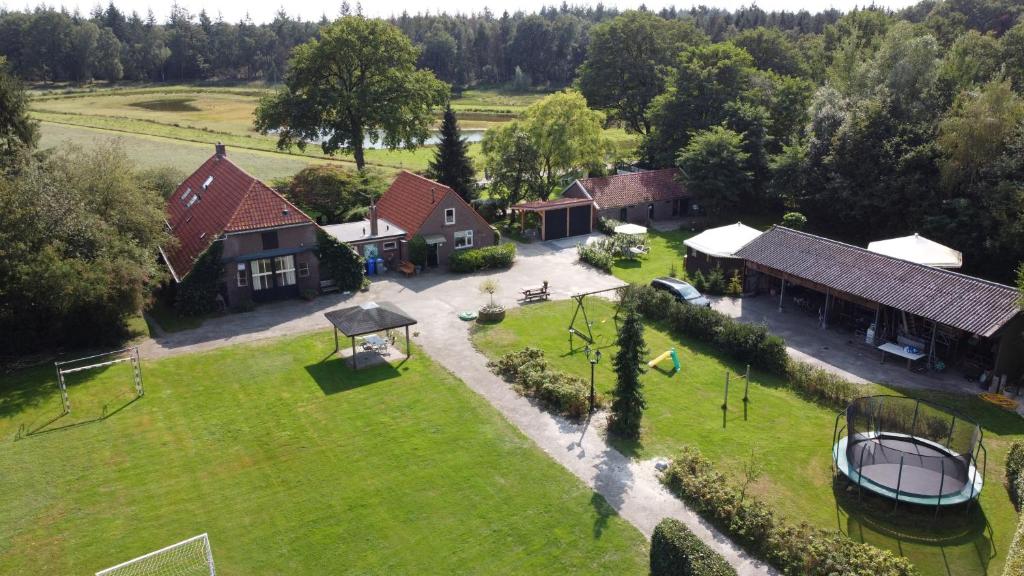 una vista aérea de una casa con patio en B&B Verwoldsehof 'Op de deel' en Laren