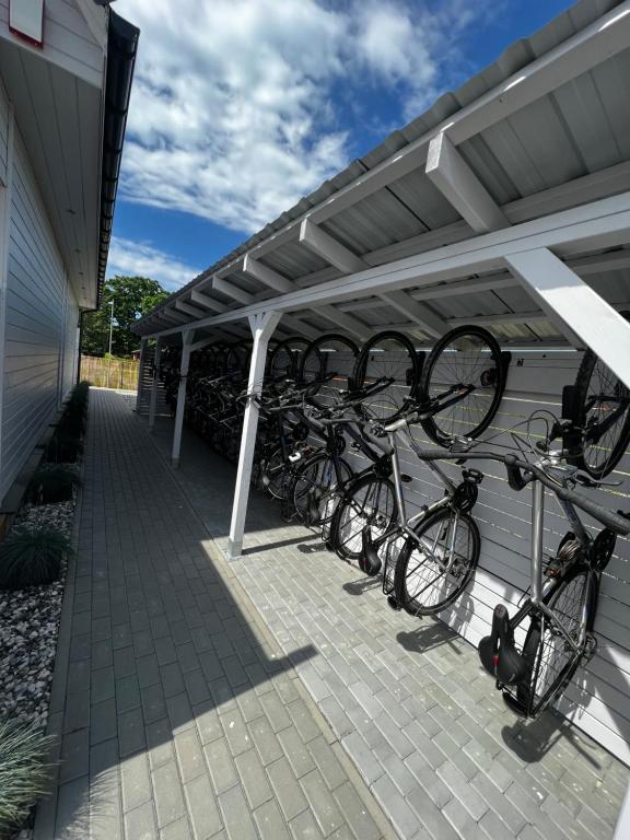 uma fila de bicicletas estacionadas debaixo de uma garagem em Nad Rozlewiskiem em Bobolin
