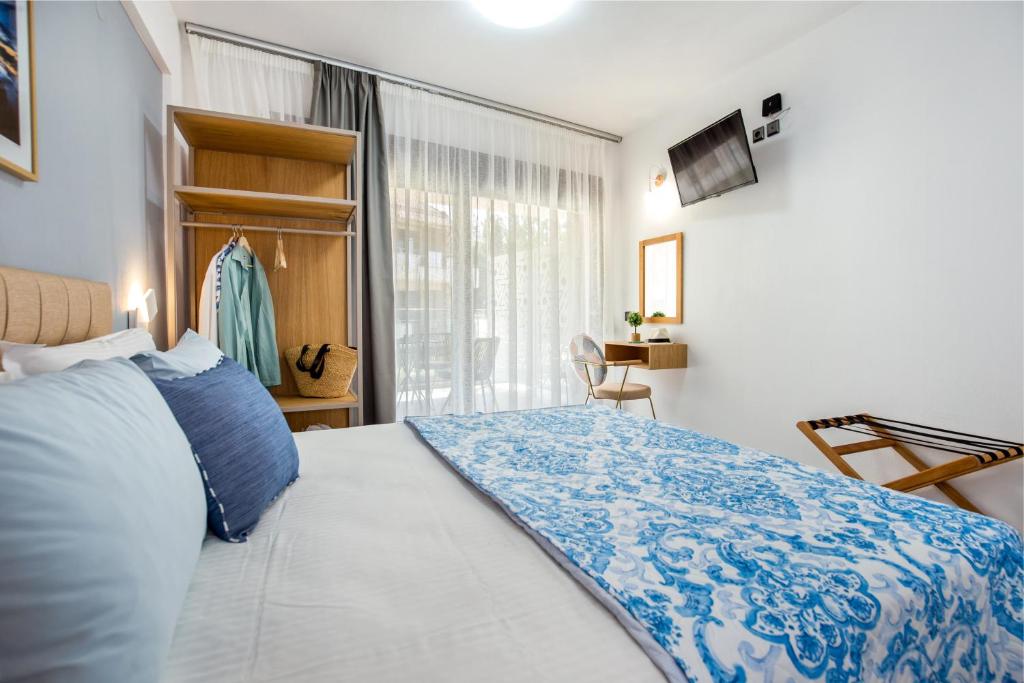 Postel nebo postele na pokoji v ubytování Ermioni Elegance Hotel