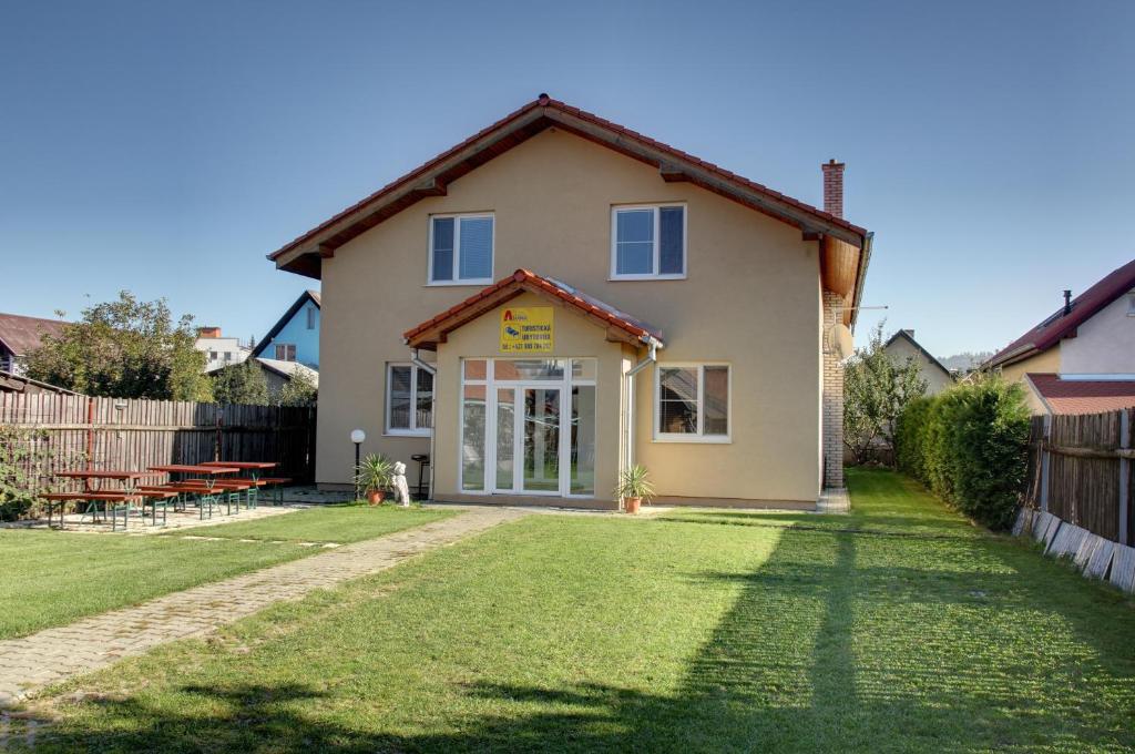 een huis met een gazon ervoor bij ASCONA in Hrabušice
