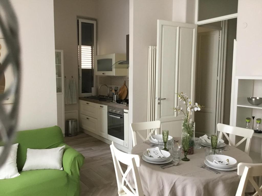 A casa da Carlo في باليرمو: غرفة معيشة مع طاولة وأريكة خضراء