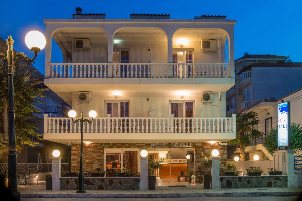 un gran edificio blanco con balcón en una calle en Korali Hotel en Paralia Katerinis