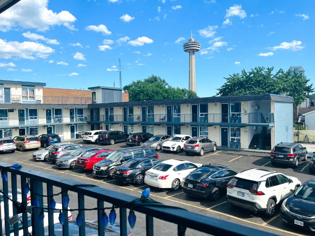 um parque de estacionamento com carros estacionados em frente a um edifício em Fairway Inn by the Falls em Cataratas do Niágara