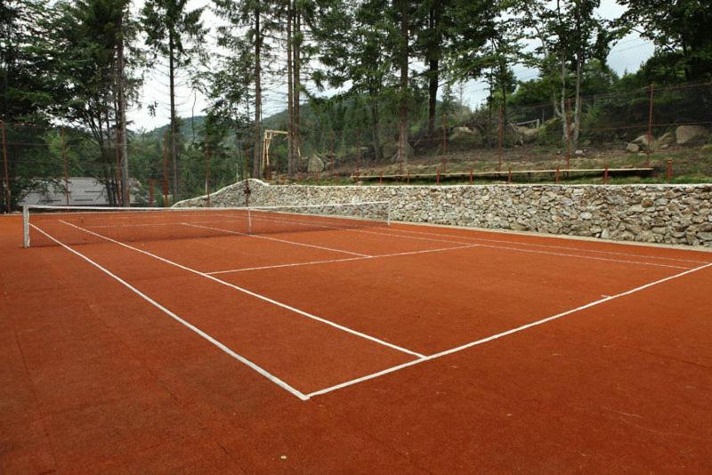 Instalaciones para jugar al tenis o al squash en Hotel Superski o alrededores