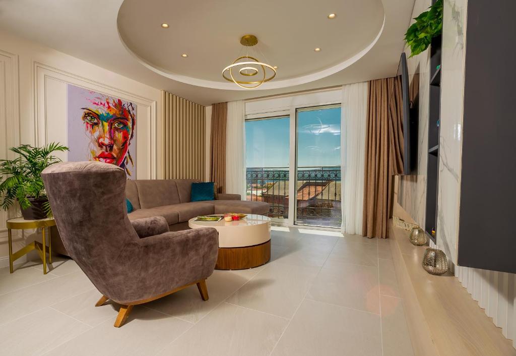 ein Wohnzimmer mit einem Sofa und einem TV in der Unterkunft Luxury Apartments Ivanovic in Tivat