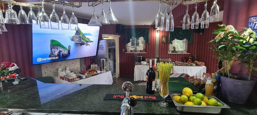 Televízia a/alebo spoločenská miestnosť v ubytovaní Apartament Hexagon nr 21