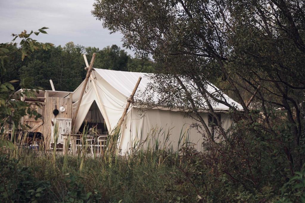 ein großes weißes Zelt auf einem Grasfeld in der Unterkunft Fronterra Farm- Luxury Camp Experiences in Hillier