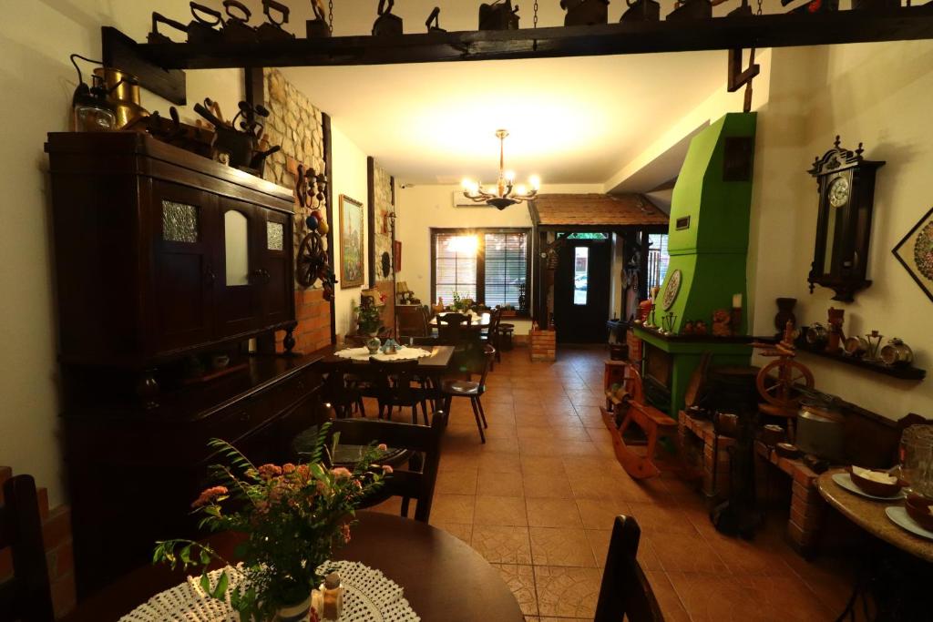 Reštaurácia alebo iné gastronomické zariadenie v ubytovaní Karczma Pod Jesionem
