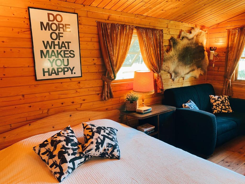 um quarto com uma cama e um gato na parede em Loond country house near the Lake em Kaunissaare