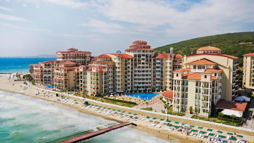 eine Luftansicht eines Resorts am Strand in der Unterkunft Andalucia Beach - Sea Viev Apartments in Elenite