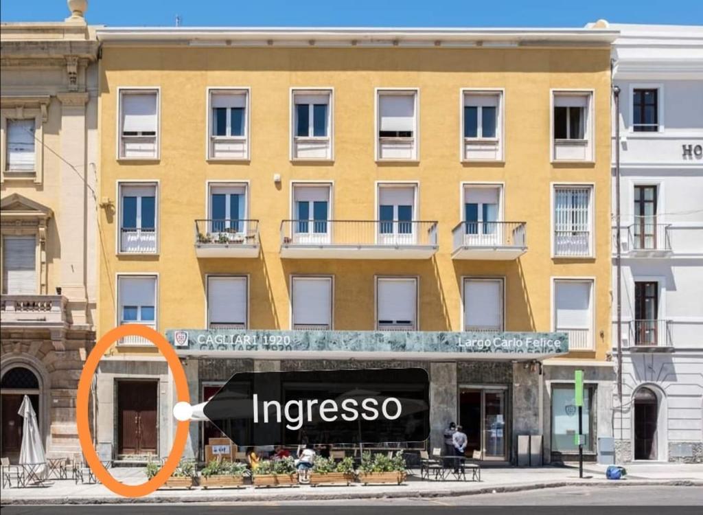 een oranje bord voor een gebouw bij Suite nel Largo in Cagliari