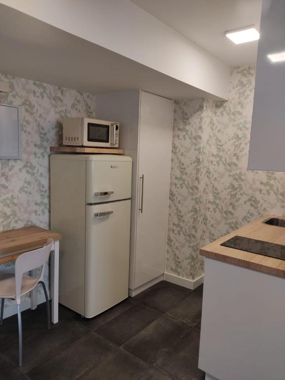 Kuchyň nebo kuchyňský kout v ubytování Apartamento pequeño, coqueto y céntrico.
