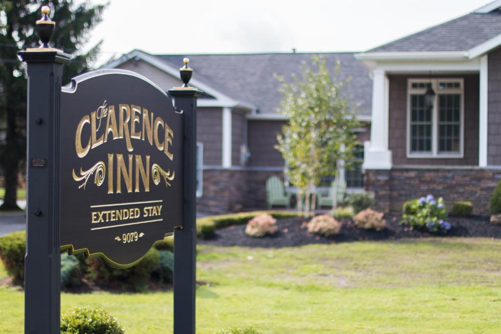 un panneau dans une cour devant une maison dans l'établissement Clarence Inn Extended Stay, à Clarence Center