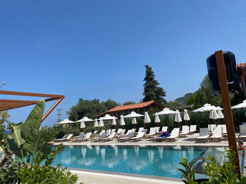 Bazén v ubytování Hotel Olympia Touristic Village nebo v jeho okolí