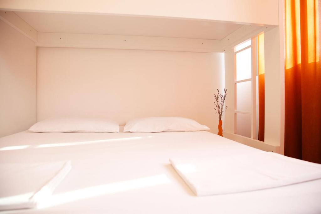 Posteľ alebo postele v izbe v ubytovaní Funk Lounge Hostel