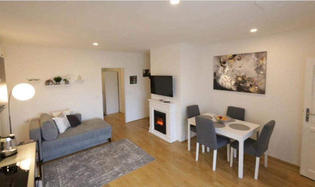 Sunny & cozy Penthouse with Balcony DG5 - One-Bedroom Apartment