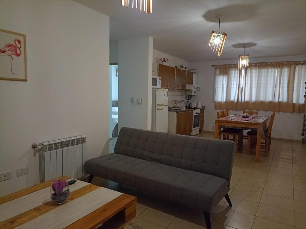 een woonkamer met een bank en een tafel bij Apartamentos Santa Rosa PB 1 in Cordoba