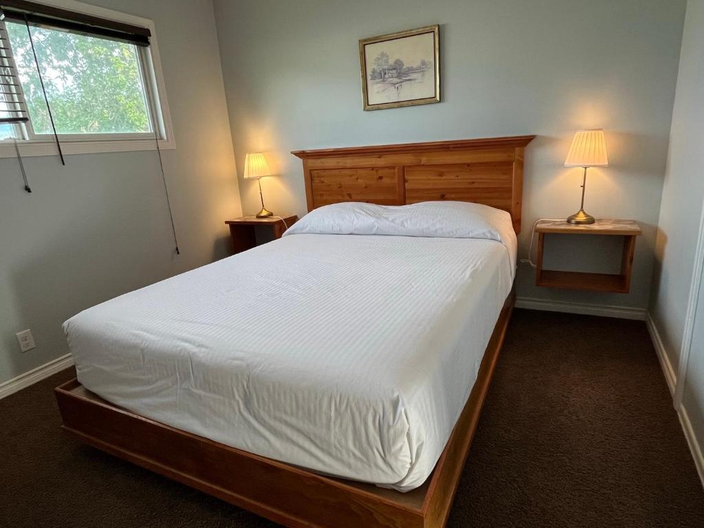 Postel nebo postele na pokoji v ubytování Brookside Motel