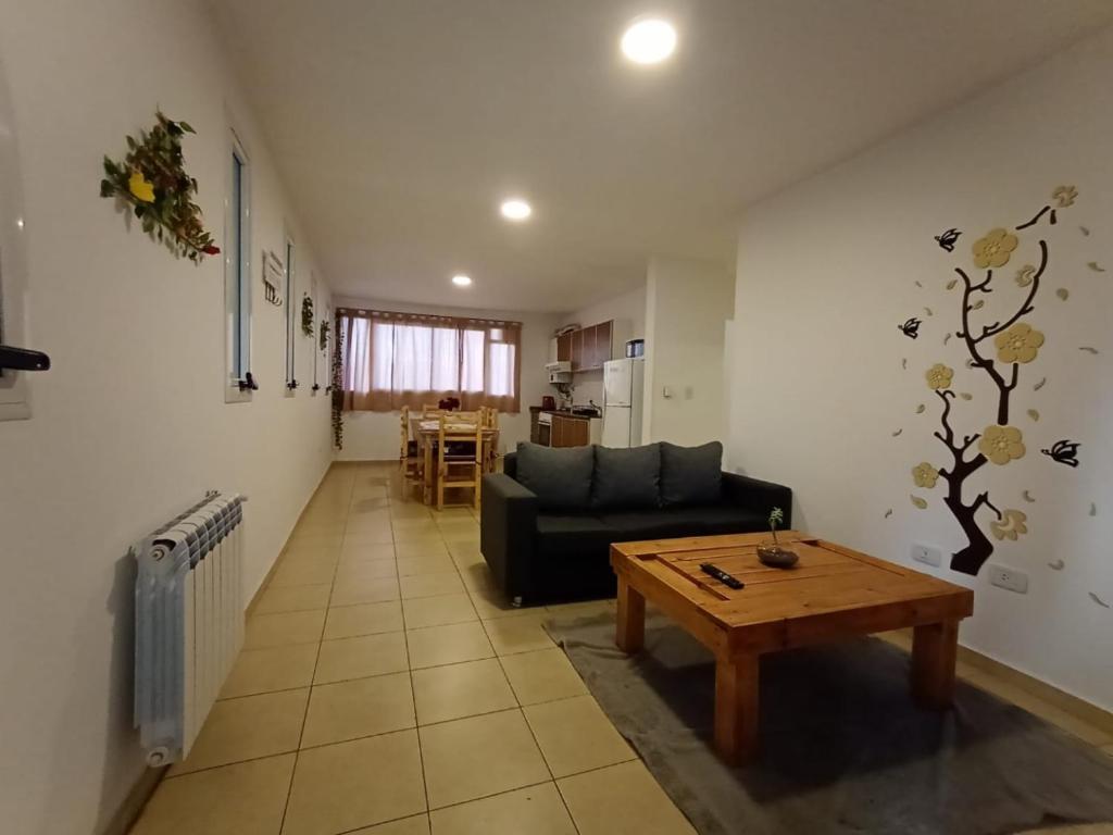uma sala de estar com um sofá e uma mesa em Apartamentos Santa Rosa PB3 em Córdoba
