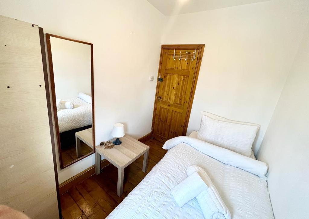 Room with Single bed, London (updated prices 2024)