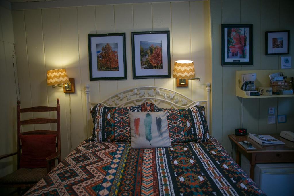 Outside Inn - Queen Room