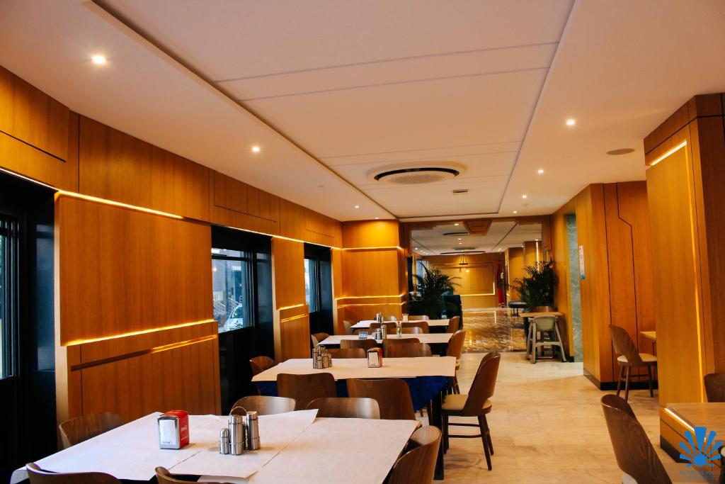 Restaurace v ubytování Hôtel La Perla