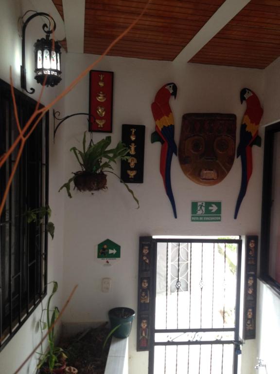 una habitación con una puerta con pájaros en la pared en Vivienda Turística Alto de San Luis - RNT 90280 - Hospedaje Caserito, en Villeta