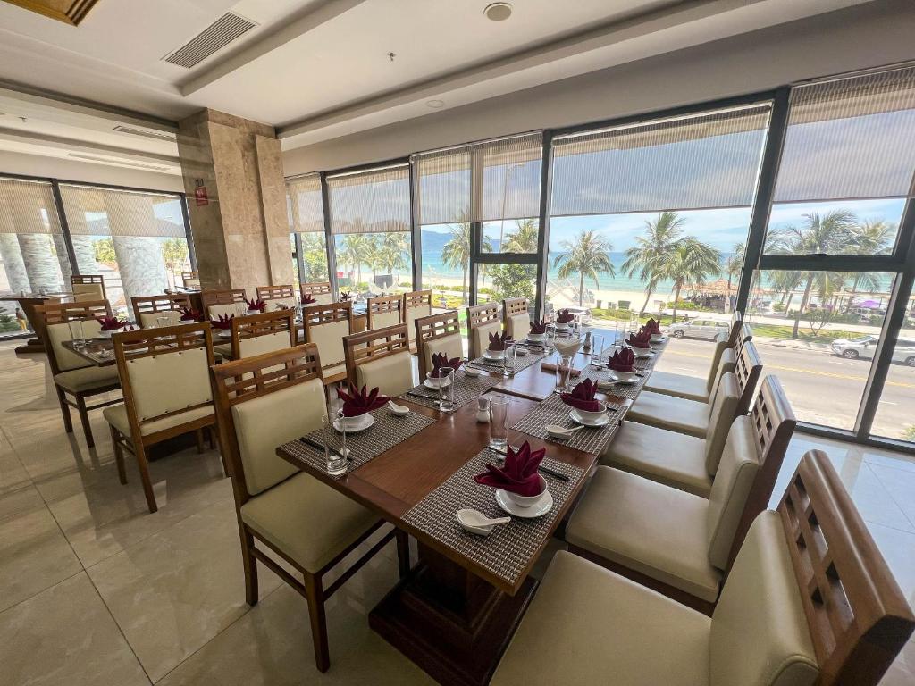 Restaurace v ubytování Serene Beach Hotel Danang