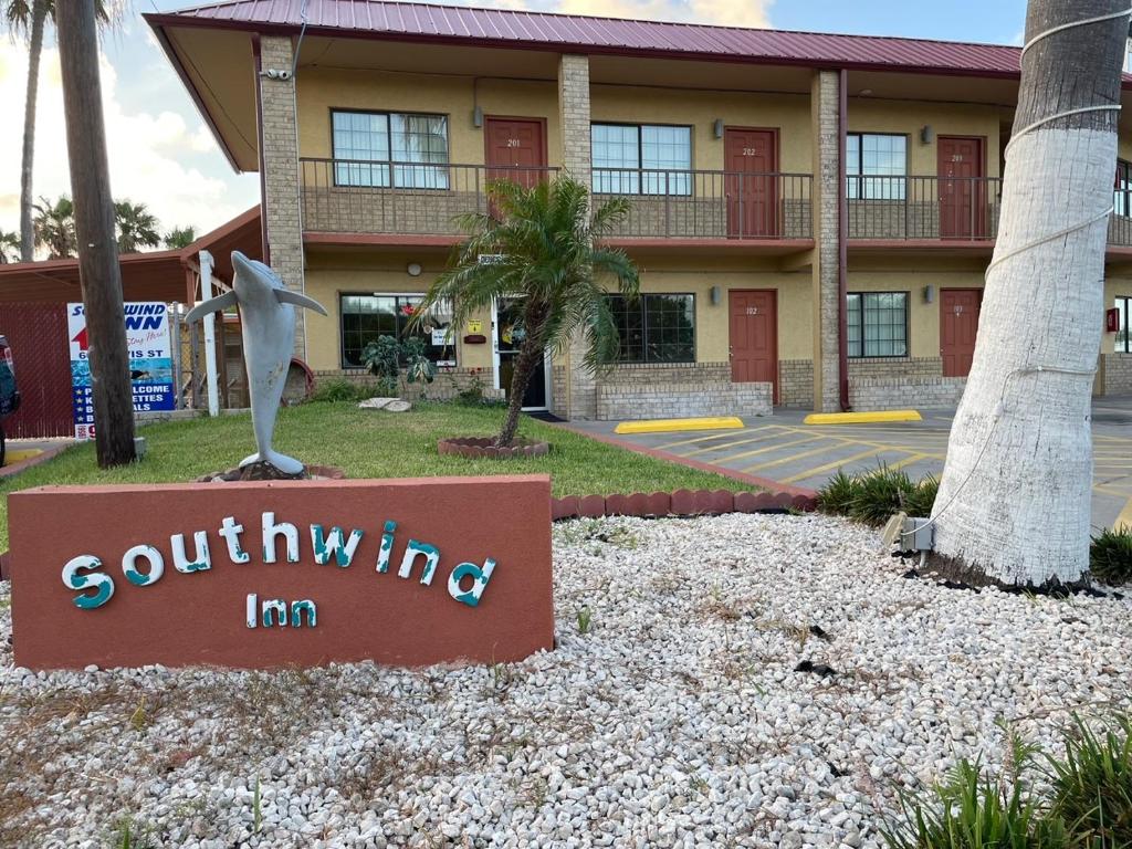 uma placa de pousada a sudoeste em frente a um edifício em Southwind Inn em Port Isabel