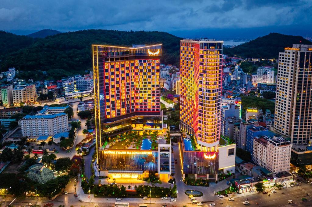 Toàn cảnh Mường Thanh Luxury Hạ Long Centre rực rỡ giữa trung tâm Bãi Cháy về đêm.