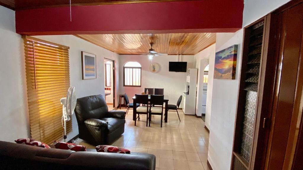 ein Wohnzimmer mit einem Sofa und einem Tisch in der Unterkunft Apartment 10 minutes by the SJO airport - in Alajuela