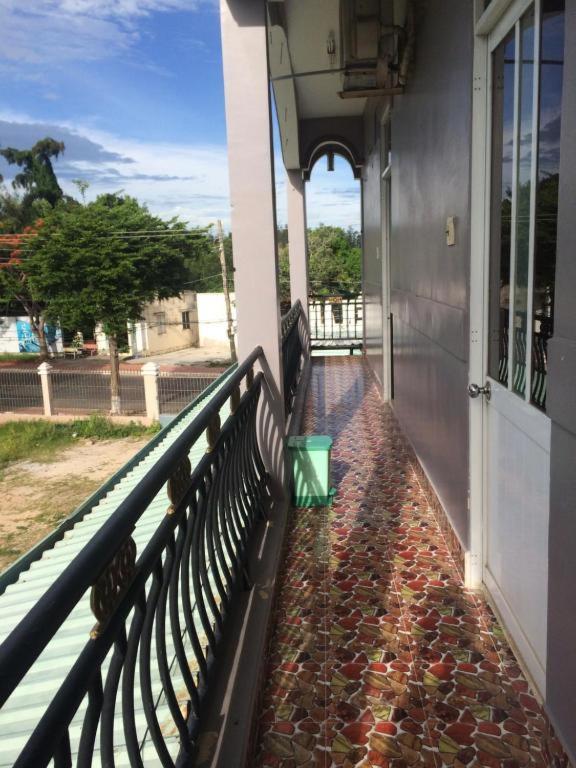 Rõdu või terrass majutusasutuses Nhà Nghỉ Nguyên Anh