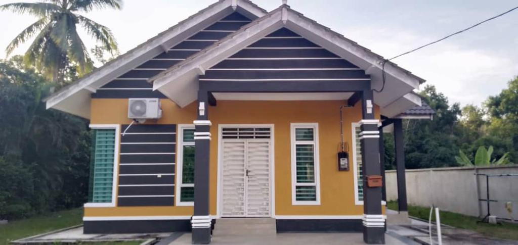 uma pequena casa com um telhado azul em Mok Moon Homestay Nearby Beach Pantai Kelulut - Marang em Marang