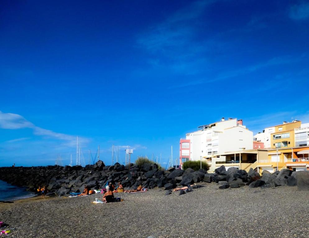 - un groupe de personnes sur la plage dans l'établissement Studio 4 personnes vue sur mer - Studio 4 personnes MAE-5629, au Cap d'Agde
