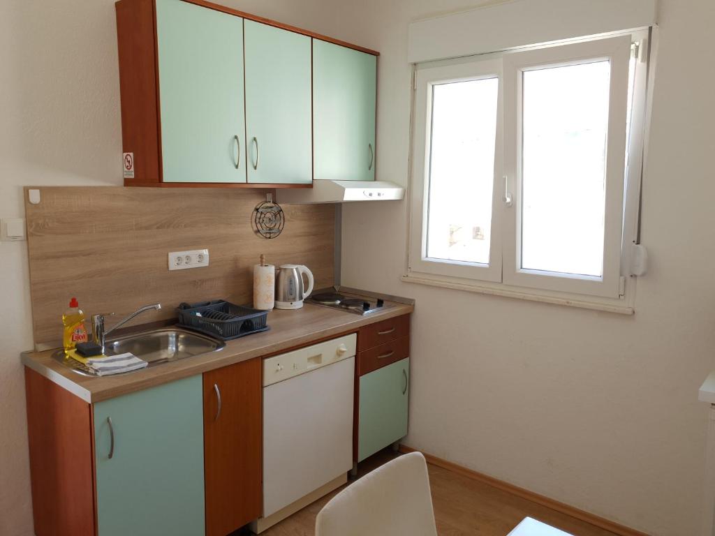 Virtuve vai virtuves zona naktsmītnē Apartment Viniška