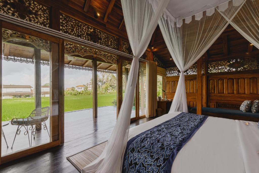 Airsania Ubud Antique Villas - 10