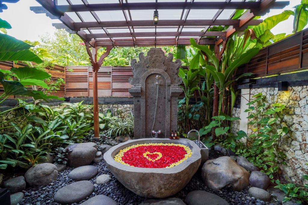 Um jardim em Giri Bhagawan Villas & Spa