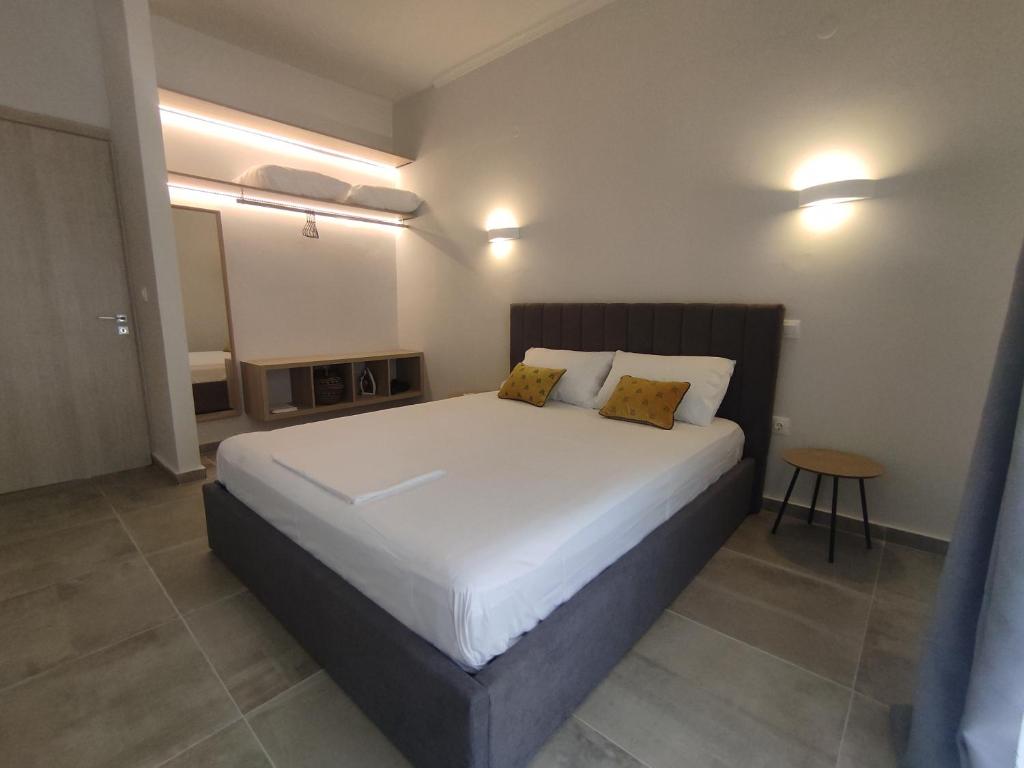 Postel nebo postele na pokoji v ubytování Coritos apartments Corfu