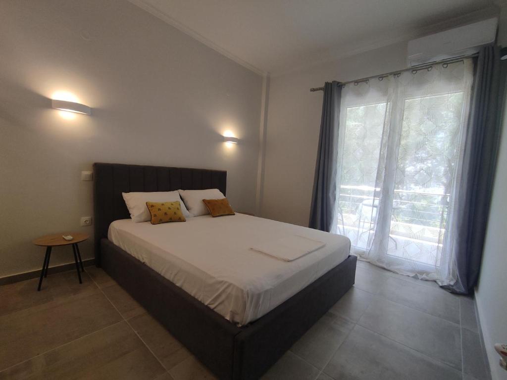 Postel nebo postele na pokoji v ubytování Coritos apartments Corfu