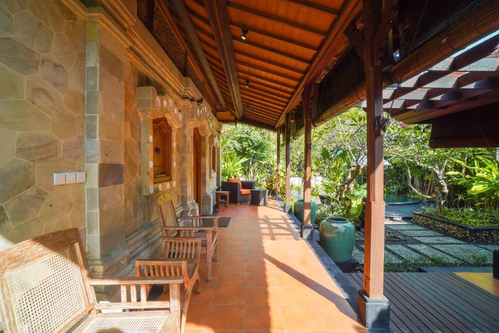 Um jardim em Giri Bhagawan Villas & Spa