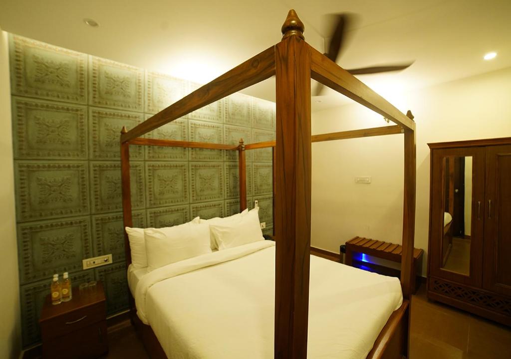 Postel nebo postele na pokoji v ubytování Brown Town Resort & Spa